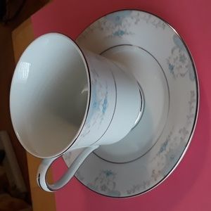 Vintage Fine China By Fashion Royale Heirloom M-5915 Tea Cup and Saucer.